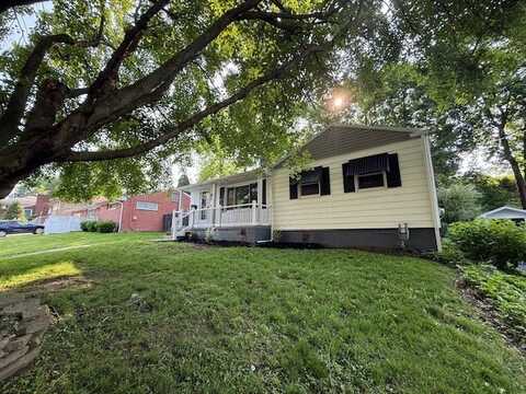 327 Mount Vernon Dr, Ellwood City, PA 16117