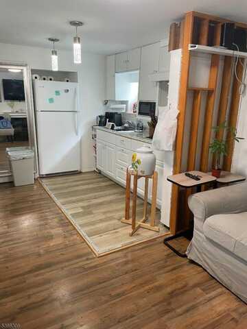 16 Sale St, Moonachie Boro, NJ 07074