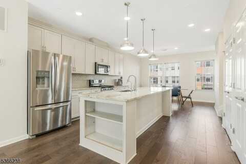 17 Gala Ct, Livingston, NJ 07039