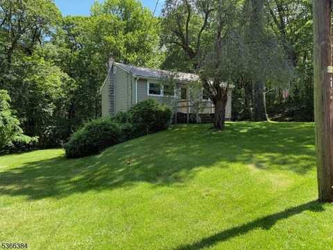 39 Chickadee Ln, West Milford, NJ 07421