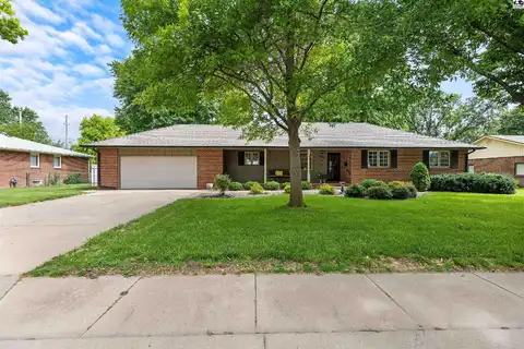 908 Old Farm Estates, Hutchinson, KS 67502