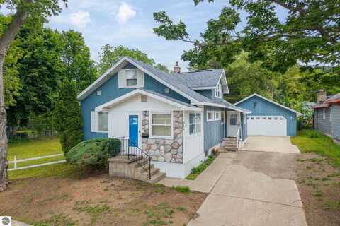916 ERNST STREET, CADILLAC, MI 49601