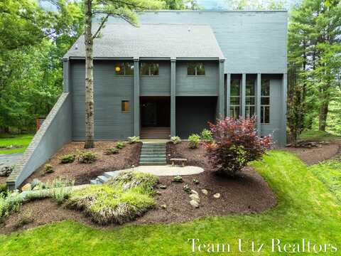 410 Greentree Lane NE, Ada, MI 49301