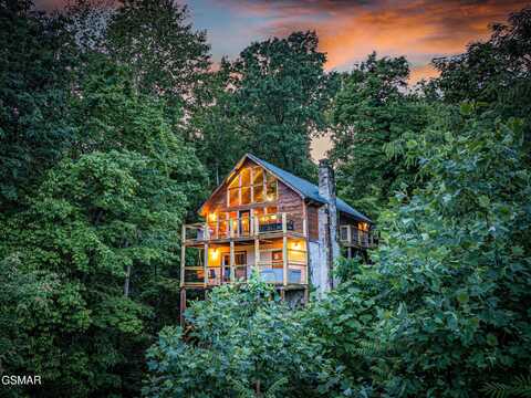 1025 Wiley Oakley Drive, Gatlinburg, TN 37738