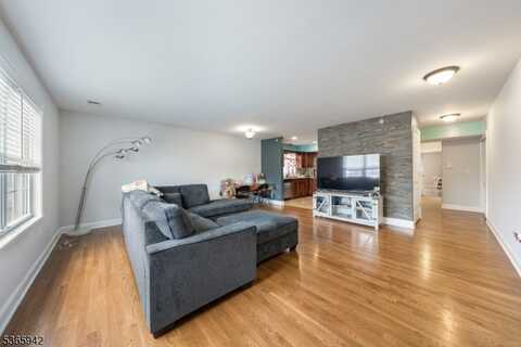 29 E Price St, Linden, NJ 07036
