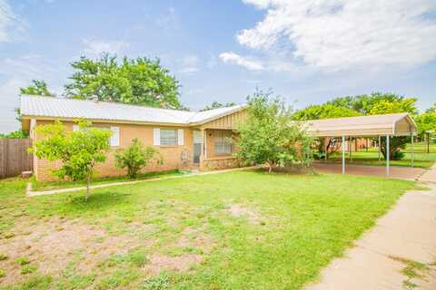 105 J B Avenue, Floydada, TX 79235