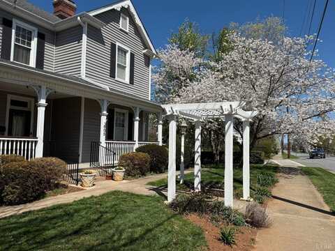 805 Longwood Avenue, Bedford, VA 24523