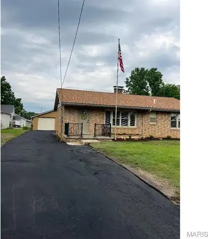 2704 Greenwood Lane, Godfrey, IL 62035