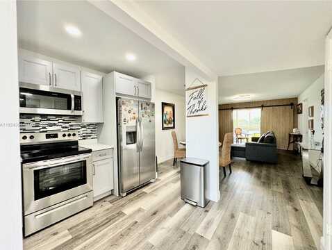 8305 Sunrise Lakes Blvd, Sunrise, FL 33322