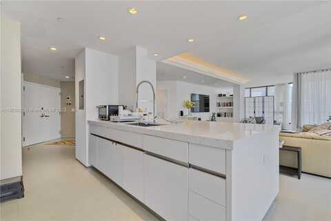520 Brickell Key Dr, Miami, FL 33131