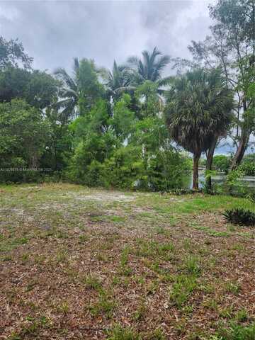 14 Dr NW DR, Miami, FL 33167