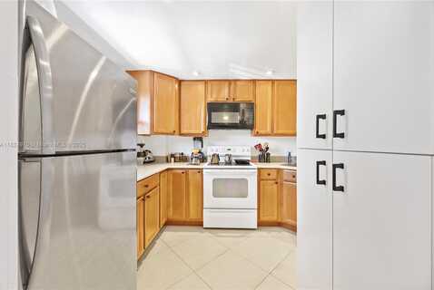 114 Royal Park Dr, Oakland Park, FL 33309