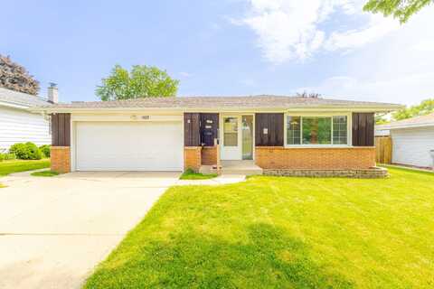 1527 W Goldcrest Ave, Milwaukee, WI 53221