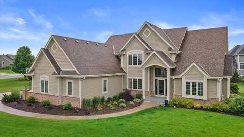 W185n4947 Emerald Hills Dr, Menomonee Falls, WI 53051