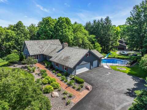1840 Candlewood Ln, Richfield, WI 53076