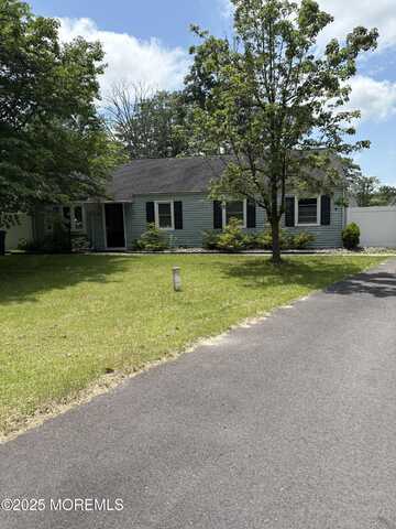 8 Woodland Drive, Howell, NJ 07731