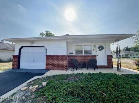 31 Guadeloupe Drive, Toms River, NJ 08757