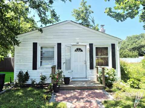 42 Oak Drive, Riverhead, NY 11901