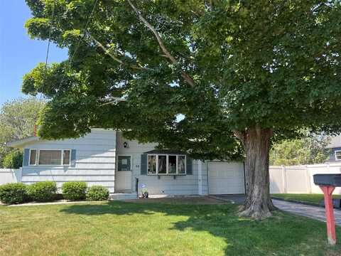 90 Lenore Lane, Farmingville, NY 11738
