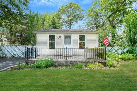 224 Woodycrest Drive, Holtsville, NY 11742
