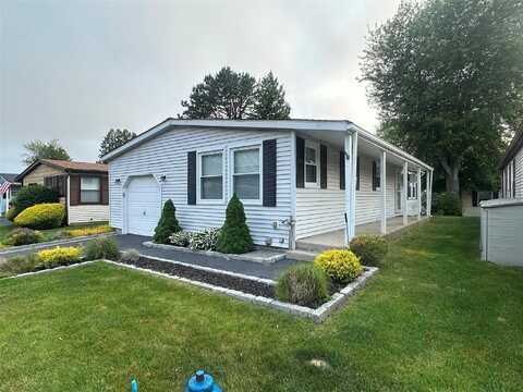 16 Village Circle E, Manorville, NY 11949