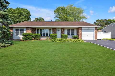 693 Greenbelt Pkwy W, Holbrook, NY 11741