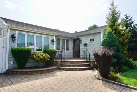 22 Vassar Lane, Hicksville, NY 11801