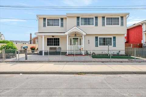 748 Knoll Street, Lindenhurst, NY 11757