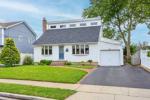 17 Plymouth Road, Massapequa, NY 11758
