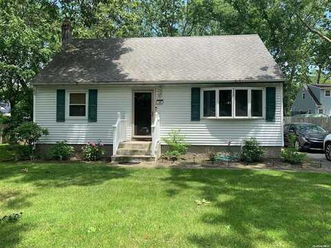 50 Oakland Drive, Riverhead, NY 11901