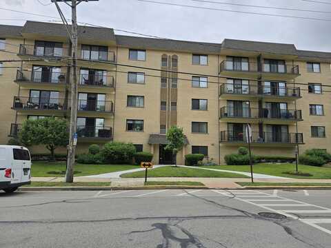 1441 E Thacker Street, Des Plaines, IL 60016