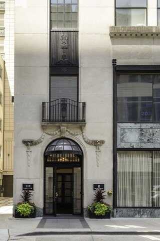 118 E ERIE Street, Chicago, IL 60611