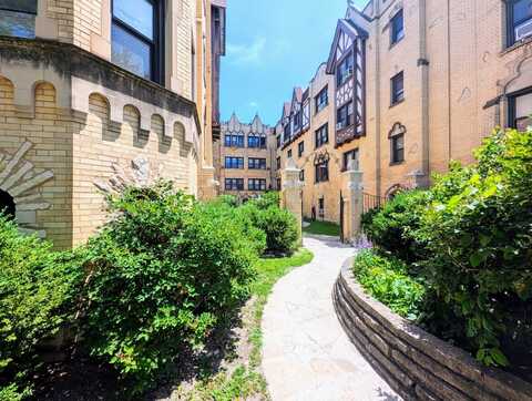 5655 N Spaulding Avenue, Chicago, IL 60659