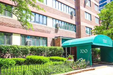 700 W Bittersweet Place, Chicago, IL 60613