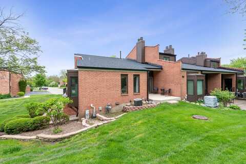 2s570 PATRICK HENRY Square, Oak Brook, IL 60523