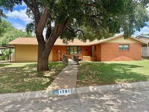 1701 Bristol Drive, Sweetwater, TX 79556
