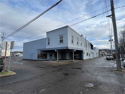 145 1st Drive NE unit: B, New Philadelphia, OH 44663