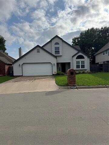 7724 S Erie Avenue, Tulsa, OK 74136