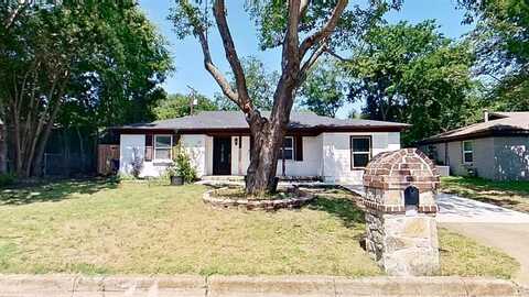 424 Parkside Drive, White Settlement, TX 76108