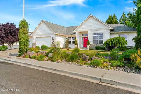 9307 Torrey Pines Ln, Yakima, WA 98908