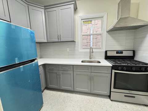 250 E 207th St, Bronx, NY 10467