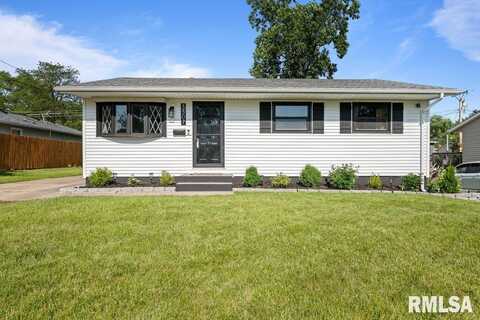 3307 CLOVER HILLS Drive, Bettendorf, IA 52722