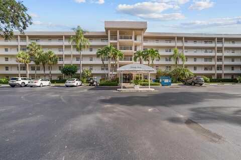 3930 Oaks Clubhouse Dr, Pompano Beach, FL 33069