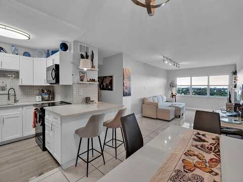 2555 NE 11th St, Fort Lauderdale, FL 33304