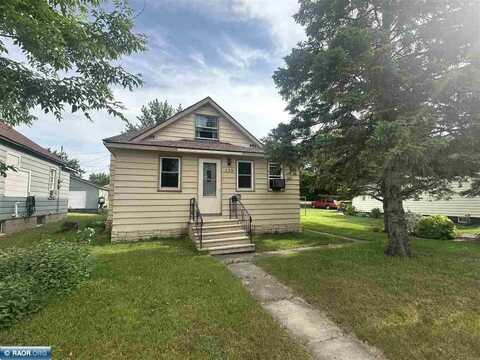 120 NW 6th St, Chisholm, MN 55719