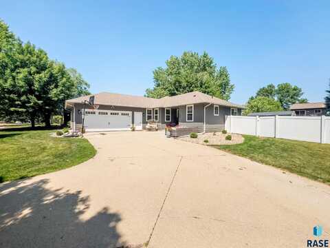 208 W Chapelwood Dr, Brandon, SD 57005