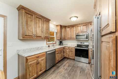 901 E Maple St, Harrisburg, SD 57032