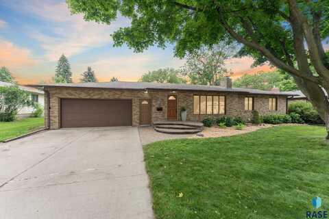 931 Crestview Dr, Vermillion, SD 57069