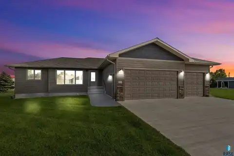 2825 Maui Dr, Mitchell, SD 57301