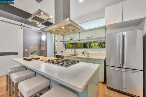 1231 Pine St, Oakland, CA 94607